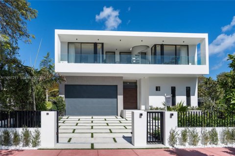 Снять в аренду виллу или дом в Майами-Бич, Флорида 5 спален, 348.38м2, № 2060605 - фото 2