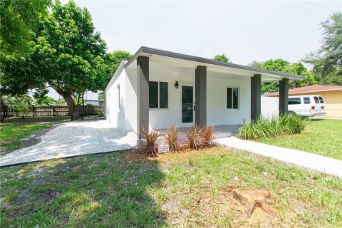 Casa en venta en Miami, Florida, 3 dormitorios, 71.35 m2 № 1890259 - foto 2