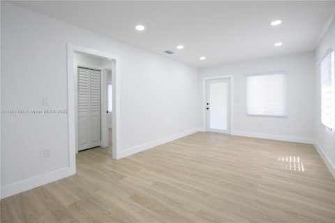 Casa en venta en Miami, Florida, 3 dormitorios, 71.35 m2 № 1890259 - foto 5