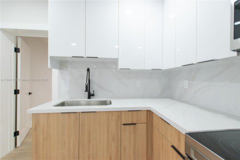 Casa en venta en Miami, Florida, 3 dormitorios, 71.35 m2 № 1890259 - foto 12
