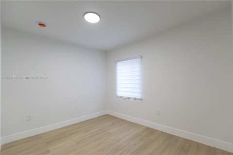 Casa en venta en Miami, Florida, 3 dormitorios, 71.35 m2 № 1890259 - foto 13