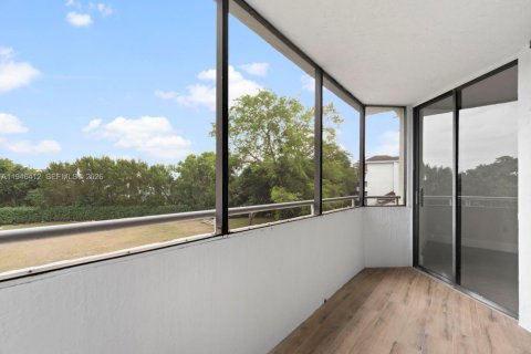 Condo in Miami, Florida, 2 bedrooms  № 2152907 - photo 18