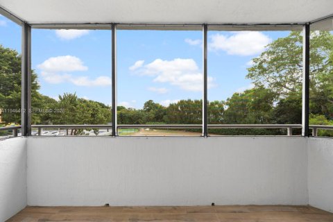 Condo in Miami, Florida, 2 bedrooms  № 2152907 - photo 17