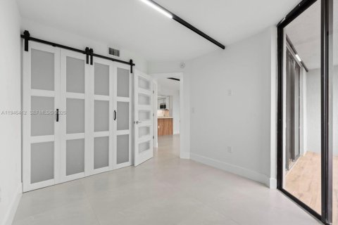 Condo in Miami, Florida, 2 bedrooms  № 2152907 - photo 11