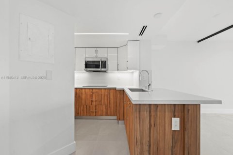 Condo in Miami, Florida, 2 bedrooms  № 2152907 - photo 2