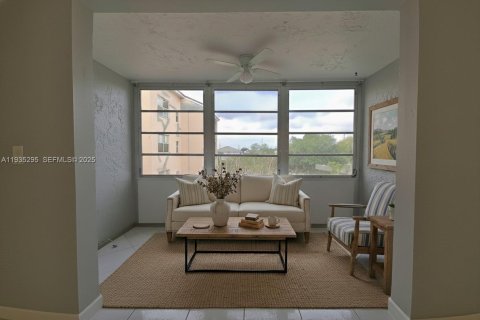 Купить кондоминиум в Лодердейл-Лейкс, Флорида 2 спальни, 93.83м2, № 1993468 - фото 7