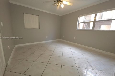 Купить кондоминиум в Лодердейл-Лейкс, Флорида 2 спальни, 93.83м2, № 1993468 - фото 4