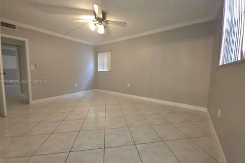 Купить кондоминиум в Лодердейл-Лейкс, Флорида 2 спальни, 93.83м2, № 1993468 - фото 6