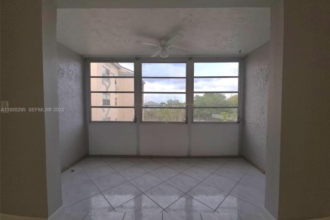 Купить кондоминиум в Лодердейл-Лейкс, Флорида 2 спальни, 93.83м2, № 1993468 - фото 8