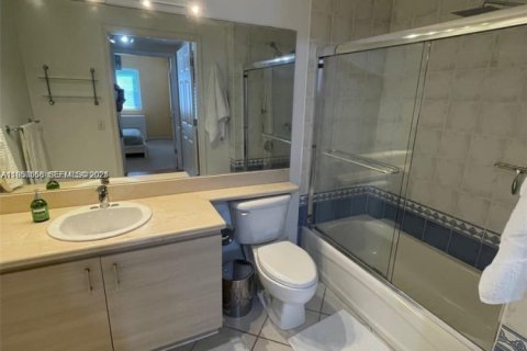 Condominio en alquiler en Miami, Florida, 1 dormitorio, 56.21 m2 № 2008663 - foto 2