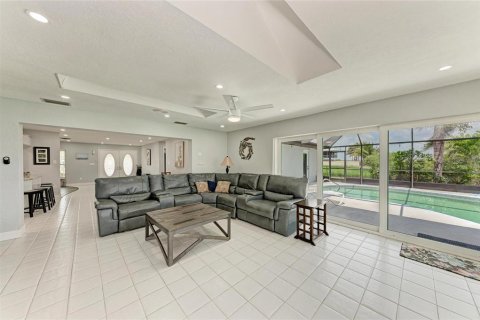 House in Punta Gorda, Florida 3 bedrooms, 191.94 sq.m. № 1793471 - photo 9