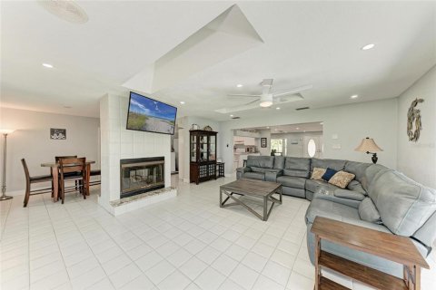 House in Punta Gorda, Florida 3 bedrooms, 191.94 sq.m. № 1793471 - photo 8