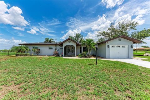 House in Punta Gorda, Florida 3 bedrooms, 191.94 sq.m. № 1793471 - photo 1