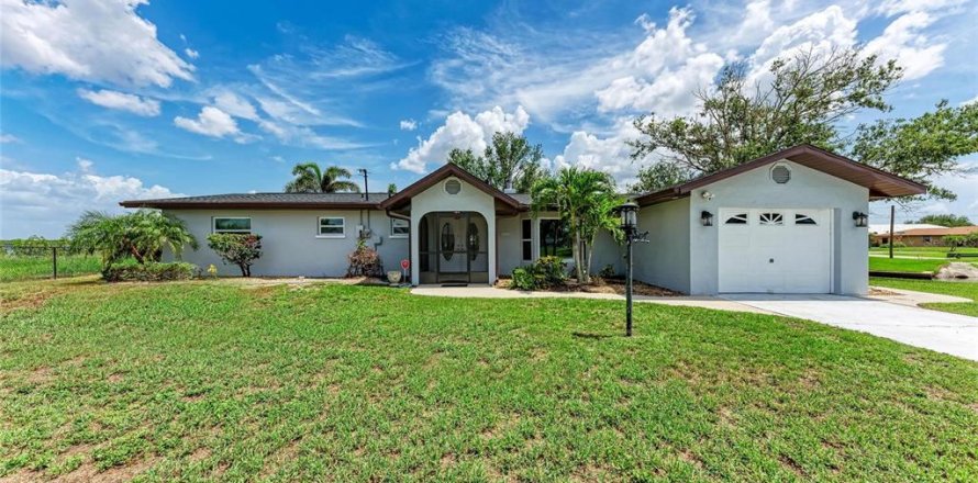 House in Punta Gorda, Florida 3 bedrooms, 191.94 sq.m. № 1793471