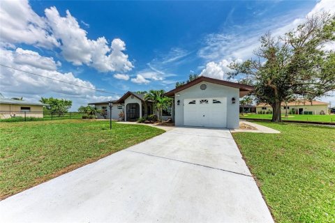 House in Punta Gorda, Florida 3 bedrooms, 191.94 sq.m. № 1793471 - photo 2
