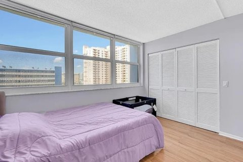 Снять в аренду квартиру в Халландейл-Бич, Флорида 2 спальни, 133.78м2, № 1963243 - фото 15