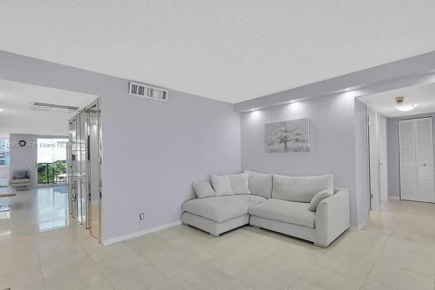 Снять в аренду квартиру в Халландейл-Бич, Флорида 2 спальни, 133.78м2, № 1963243 - фото 3