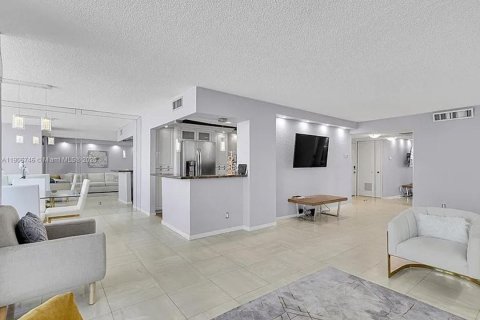 Снять в аренду квартиру в Халландейл-Бич, Флорида 2 спальни, 133.78м2, № 1963243 - фото 7