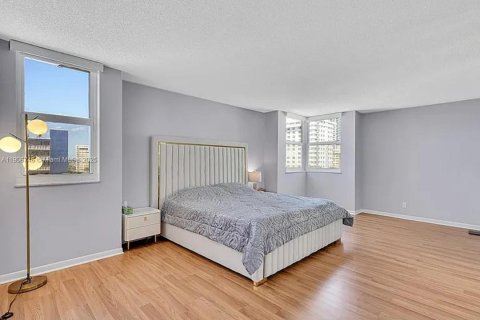 Снять в аренду квартиру в Халландейл-Бич, Флорида 2 спальни, 133.78м2, № 1963243 - фото 18