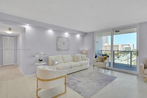 Снять в аренду квартиру в Халландейл-Бич, Флорида 2 спальни, 133.78м2, № 1963243 - фото 8