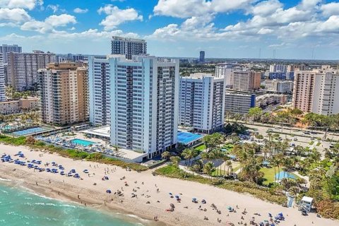 Снять в аренду квартиру в Халландейл-Бич, Флорида 2 спальни, 133.78м2, № 1963243 - фото 1