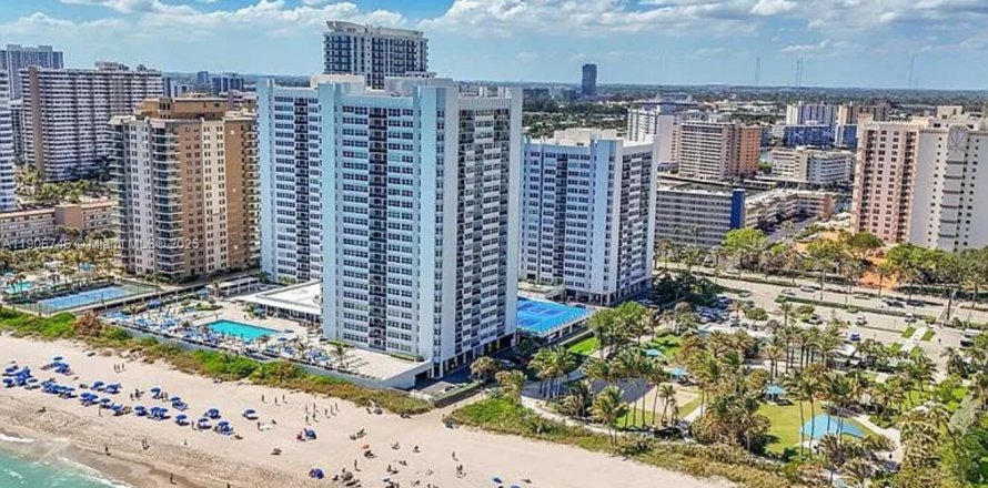 Квартира в Халландейл-Бич, Флорида 2 спальни, 133.78м2 № 1963243