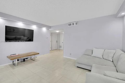 Снять в аренду квартиру в Халландейл-Бич, Флорида 2 спальни, 133.78м2, № 1963243 - фото 4