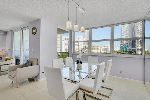 Снять в аренду квартиру в Халландейл-Бич, Флорида 2 спальни, 133.78м2, № 1963243 - фото 9