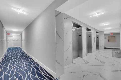 Снять в аренду квартиру в Халландейл-Бич, Флорида 2 спальни, 133.78м2, № 1963243 - фото 30