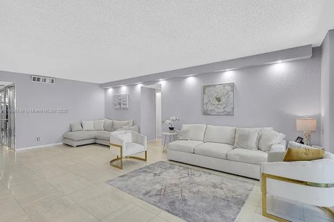 Снять в аренду квартиру в Халландейл-Бич, Флорида 2 спальни, 133.78м2, № 1963243 - фото 6