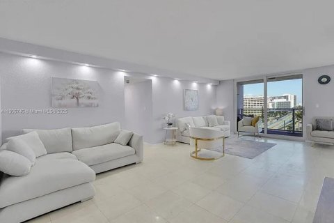 Снять в аренду квартиру в Халландейл-Бич, Флорида 2 спальни, 133.78м2, № 1963243 - фото 2