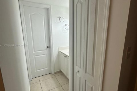 Copropriété à louer à Miami, Floride: 3 chambres, 112.23 m2 № 2017260 - photo 5