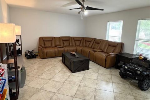 Villa ou maison à vendre à Sanford, Floride: 4 chambres, 230.03 m2 № 1808953 - photo 11
