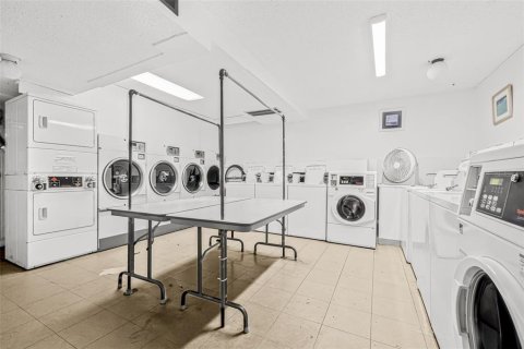 Купить кондоминиум в Сент-Питерсберг, Флорида 3 комнаты, 82.13м2, № 1912508 - фото 20