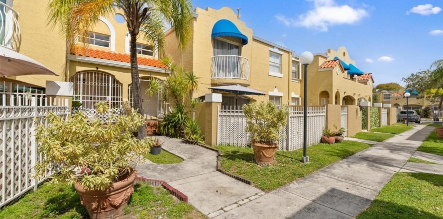 Кондоминиум с 2 спальнями в Майами, Флорида № 2028086