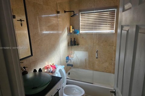 Villa ou maison à louer à Miami, Floride: 3 chambres, 164.53 m2 № 1987403 - photo 6