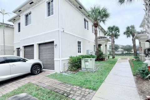 Touwnhouse à louer à Miramar, Floride: 3 chambres, 159.79 m2 № 1987415 - photo 1