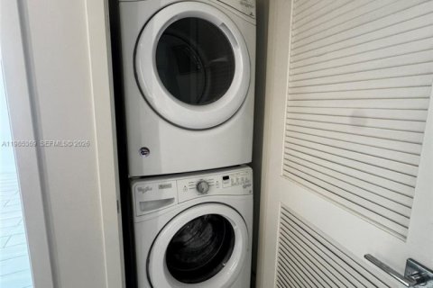 Condominio en venta en Sunrise, Florida, 1 dormitorio, 47.66 m2 № 2047282 - foto 13