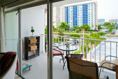 Copropriété à vendre à Sunny Isles Beach, Floride: 1 chambre, 70.79 m2 № 2046472 - photo 17