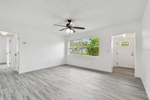 House in Clearwater, Florida 3 bedrooms, 109.72 sq.m. № 1628359 - photo 12