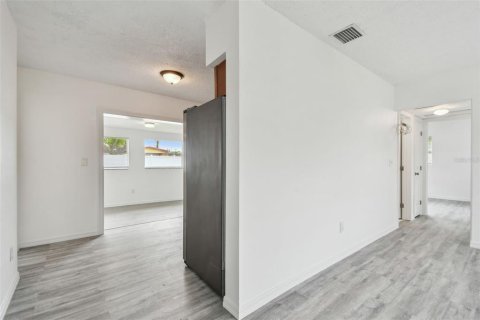 House in Clearwater, Florida 3 bedrooms, 109.72 sq.m. № 1628359 - photo 16