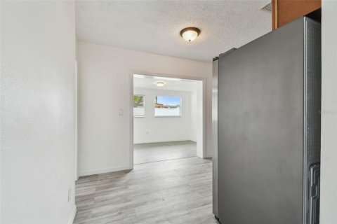 House in Clearwater, Florida 3 bedrooms, 109.72 sq.m. № 1628359 - photo 15