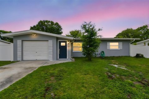 House in Clearwater, Florida 3 bedrooms, 109.72 sq.m. № 1628359 - photo 1