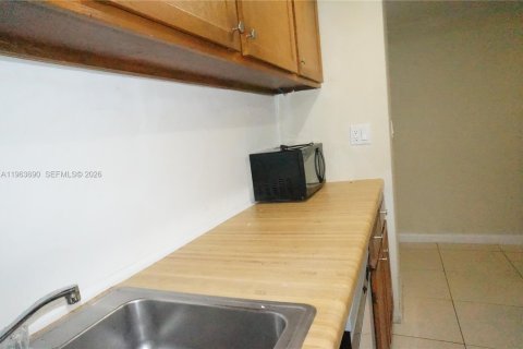 Condominio en alquiler en Lauderhill, Florida, 39.02 m2 № 2025639 - foto 28