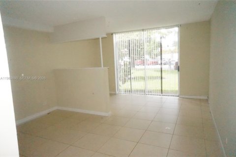 Condominio en alquiler en Lauderhill, Florida, 39.02 m2 № 2025639 - foto 5