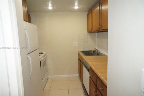 Condominio en alquiler en Lauderhill, Florida, 39.02 m2 № 2025639 - foto 4