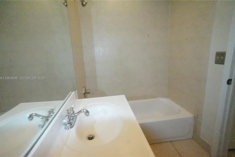 Condominio en alquiler en Lauderhill, Florida, 39.02 m2 № 2025639 - foto 22