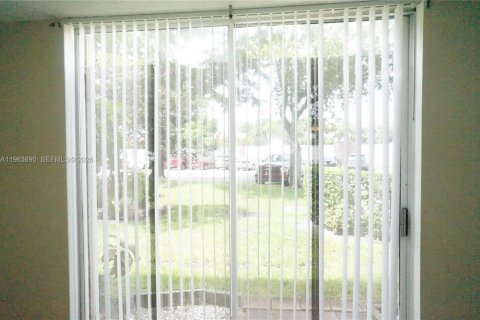 Condominio en alquiler en Lauderhill, Florida, 39.02 m2 № 2025639 - foto 7