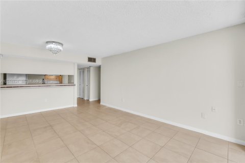 Condo in Miami, Florida, 2 bedrooms № 2076474 - photo 19