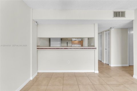 Condo in Miami, Florida, 2 bedrooms № 2076474 - photo 18